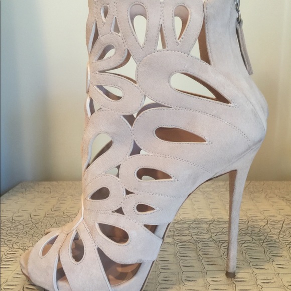 Heels - Picture 4 of 4